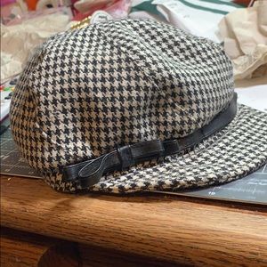 Very cute blk/wht houndstooth hat. Never worn